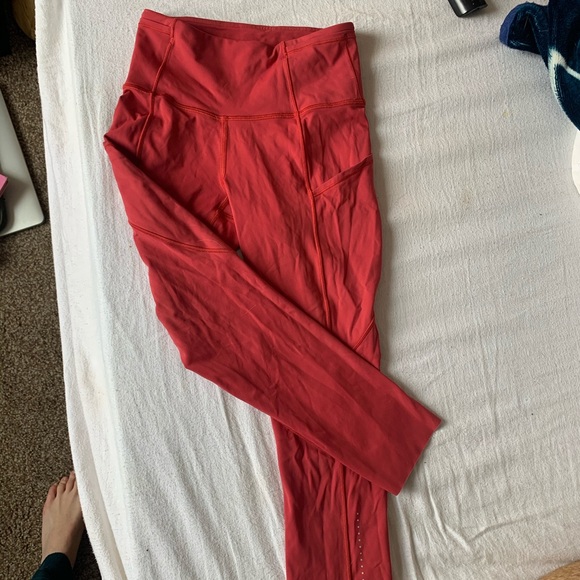Cropped LuLu Lemon Leggings - ruby red. Size 2 - Picture 2 of 4